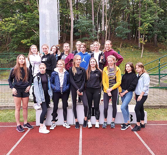 Sztafetowe biegi przeajowe z udziaem szkolnych sportowcw