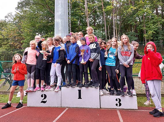 Sztafetowe biegi przeajowe z udziaem szkolnych sportowcw