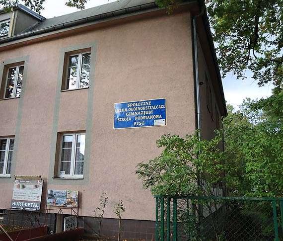 Szkoa funkcjonuje bez zakce, nauka odbywa si stacjonarnie