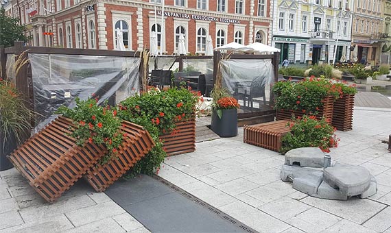 Wiatr szaleje w winoujciu. Przewraca drzewa, kwietniki, ogrodzenia na budowie