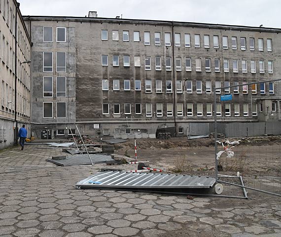 Wiatr szaleje w winoujciu. Przewraca drzewa, kwietniki, ogrodzenia na budowie