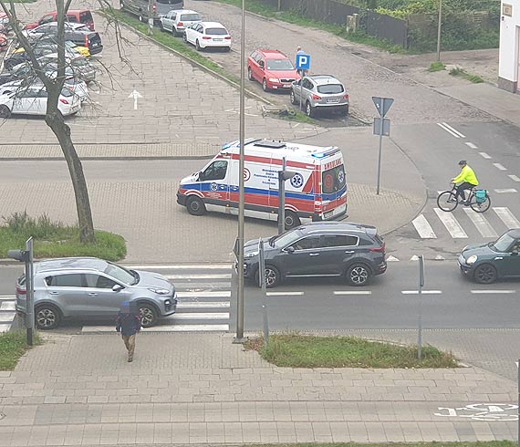 Potrcona przez samochd kobieta trafia do szpitala
