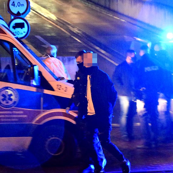 Mczyzna dosta si na dach Galerii Corso. Zabraa go policja. Zobacz film!