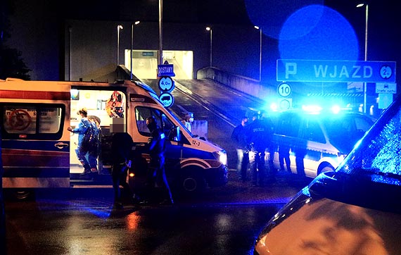 Mczyzna dosta si na dach Galerii Corso. Zabraa go policja. Zobacz film!