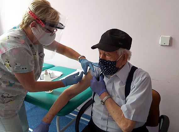 Trwaj szczepienia seniorw