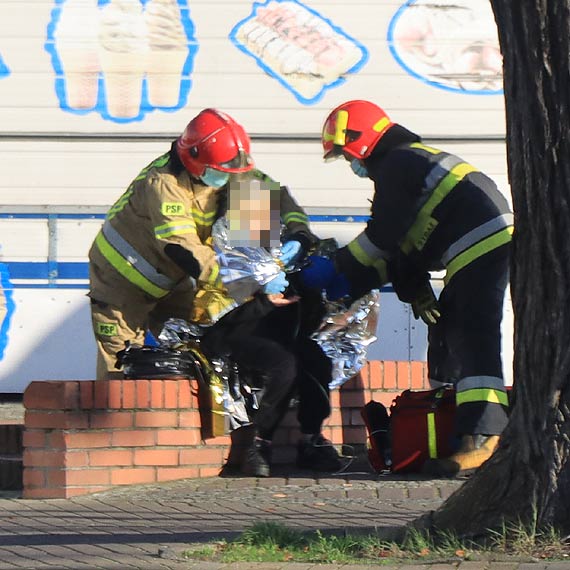 Kobieta zasaba przed promem. Nie byo wolnej karetki wic pomogli straacy