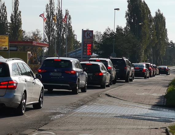 Mieszkaniec: Niemieckie samochody zablokoway ulic Nowokarsiborsk!