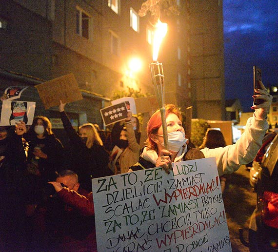 Modzie ruszya w sobot ulicami winoujcia. „Nie damy si” „Je*** PiS” „Polska jest kobiet!” krzyczeli uczestnicy. I na koniec gorce rozmowy z ksidzem. Zobacz filmy!