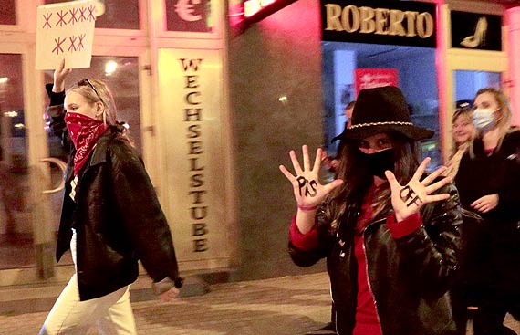 Modzie ruszya w sobot ulicami winoujcia. „Nie damy si” „Je*** PiS” „Polska jest kobiet!” krzyczeli uczestnicy. I na koniec gorce rozmowy z ksidzem. Zobacz filmy!