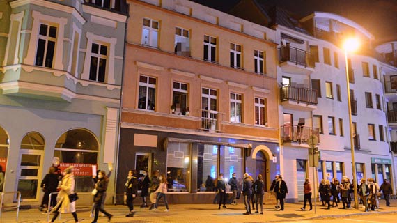 Nie wytrzyma cinienia? Zacz rzuca w protestujcych jajkami!