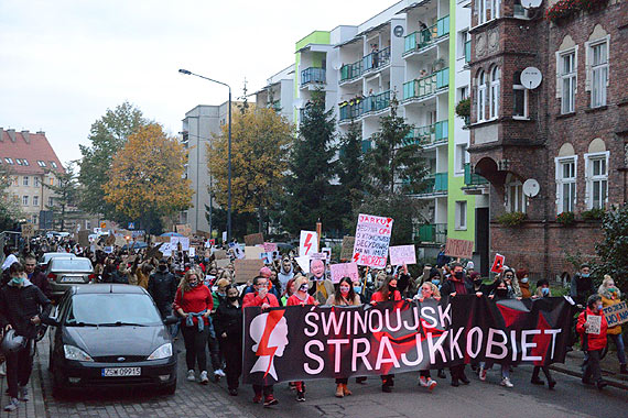 Gorco na drugim winoujskim protecie kobiet! Na protestujcych wystrzeliway petardy, a w stron rzdzcych poleciay ostre sowa: Jarek bj si g****, kobiety po Ciebie id, nas nie wku**** trzeba byo. Zobacz filmy!