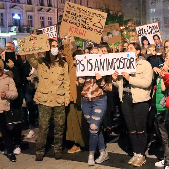 Gorco na drugim winoujskim protecie kobiet! Na protestujcych wystrzeliway petardy, a w stron rzdzcych poleciay ostre sowa: Jarek bj si g****, kobiety po Ciebie id, nas nie wku**** trzeba byo. Zobacz filmy!