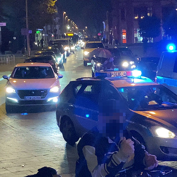Gorco na drugim winoujskim protecie kobiet! Na protestujcych wystrzeliway petardy, a w stron rzdzcych poleciay ostre sowa: Jarek bj si g****, kobiety po Ciebie id, nas nie wku**** trzeba byo. Zobacz filmy!