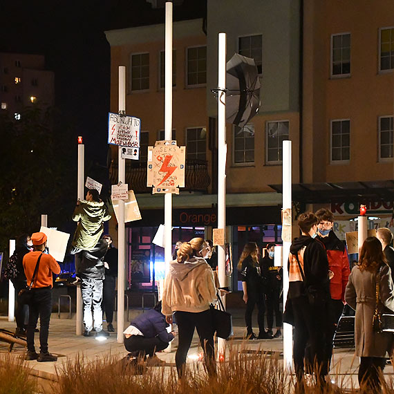 Gorco na drugim winoujskim protecie kobiet! Na protestujcych wystrzeliway petardy, a w stron rzdzcych poleciay ostre sowa: Jarek bj si g****, kobiety po Ciebie id, nas nie wku**** trzeba byo. Zobacz filmy!