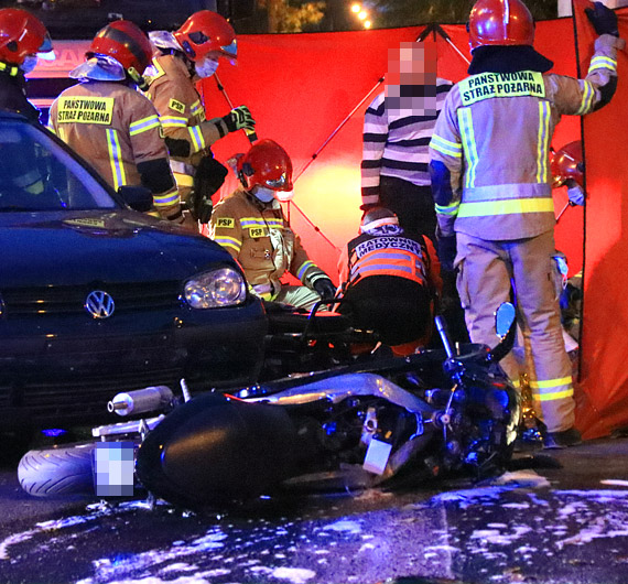 Zderzenie samochodu i motocykla. Został poszkodowany mężczyzna
