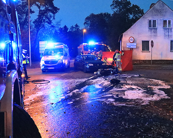 Zderzenie samochodu i motocykla. Został poszkodowany mężczyzna