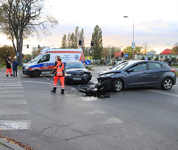 Zderzyy si dwa samochody. Poszkodowan zabrao pogotowie