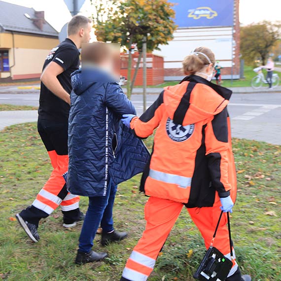 Zderzyy si dwa samochody. Poszkodowan zabrao pogotowie