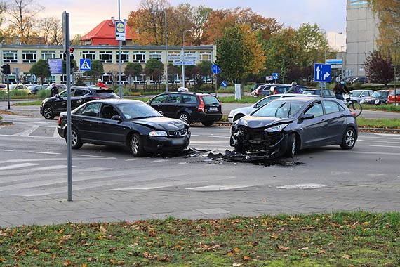 Zderzyy si dwa samochody. Poszkodowan zabrao pogotowie