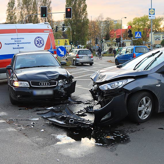 Zderzyy si dwa samochody. Poszkodowan zabrao pogotowie