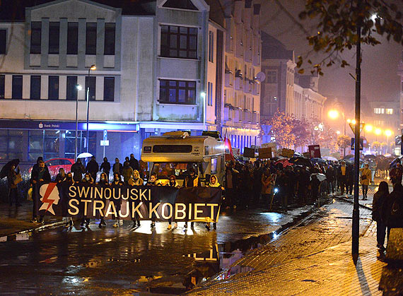 Kobiety ze winoujcia w rytm muzyki manifestoway sw si na ulicach miasta. Protestujcy piewali: je**** rzdzie ciao, TK- ciao. Zobacz film!