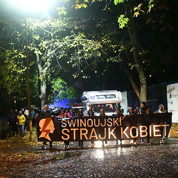 Kobiety ze winoujcia w rytm muzyki manifestoway sw si na ulicach miasta. Protestujcy piewali: je**** rzdzie ciao, TK- ciao. Zobacz film!