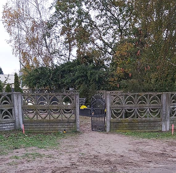 Mieszkaniec: Otwarte bramy „zamkniętego” cmentarza!