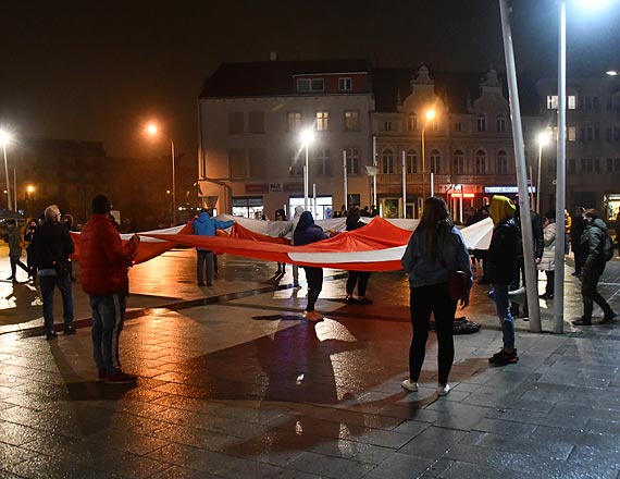 Niska frekwencja na pitkowym strajku kobiet. Przez cz protestu  uczestnicy milczeli i nieli gigantyczn biao-czerwon flag
