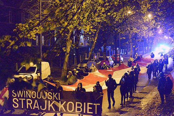 Niska frekwencja na pitkowym strajku kobiet. Przez cz protestu  uczestnicy milczeli i nieli gigantyczn biao-czerwon flag