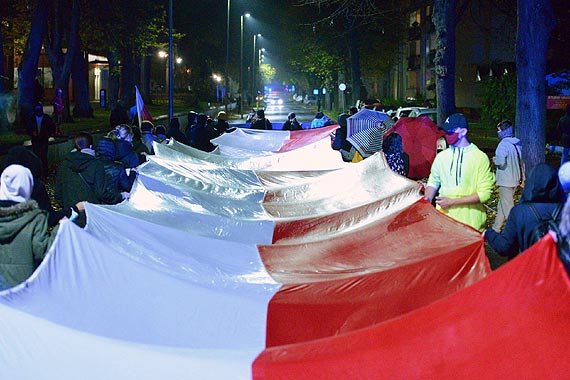Niska frekwencja na pitkowym strajku kobiet. Przez cz protestu  uczestnicy milczeli i nieli gigantyczn biao-czerwon flag