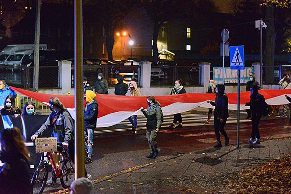 Niska frekwencja na pitkowym strajku kobiet. Przez cz protestu  uczestnicy milczeli i nieli gigantyczn biao-czerwon flag