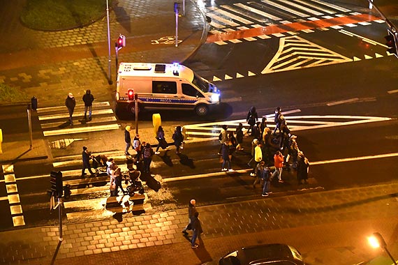 Niska frekwencja na pitkowym strajku kobiet. Przez cz protestu  uczestnicy milczeli i nieli gigantyczn biao-czerwon flag