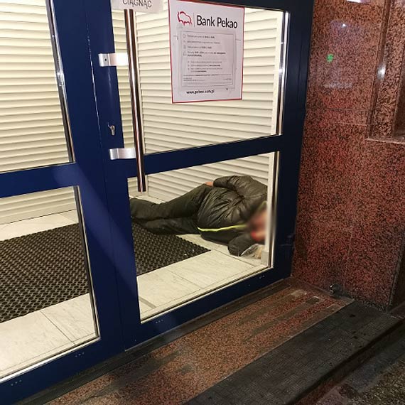 Bezdomni szukaj ciepego noclegu. pi ju nawet w… bankowych przedsionkach. Co bdzie gdy nadejd mrozy?