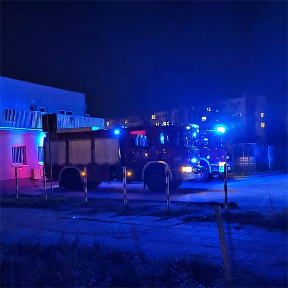 Straacy musieli pomc w zniesieniu pacjenta do karetki