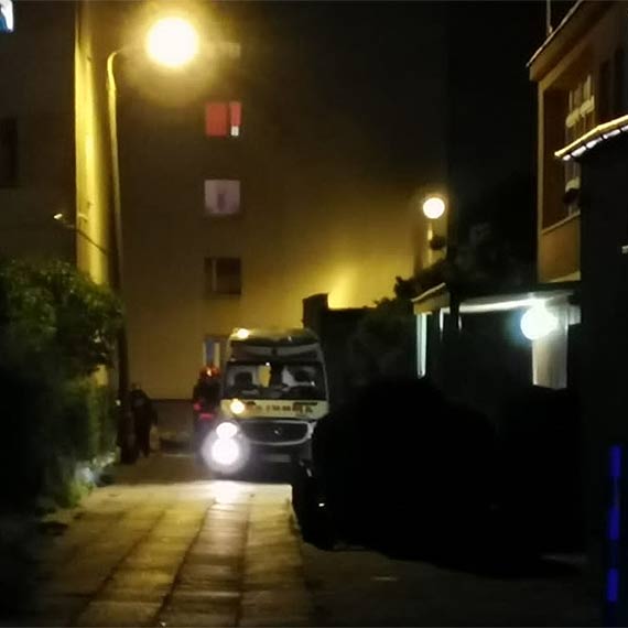 Straacy musieli pomc w zniesieniu pacjenta do karetki