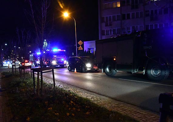 Co za czasy. Nie byo wolnej karetki, a 71 - letniego mczyzn do migowca LPR-u przewieziono prywatnym samochodem w asycie wozw straackich! Zobacz film!