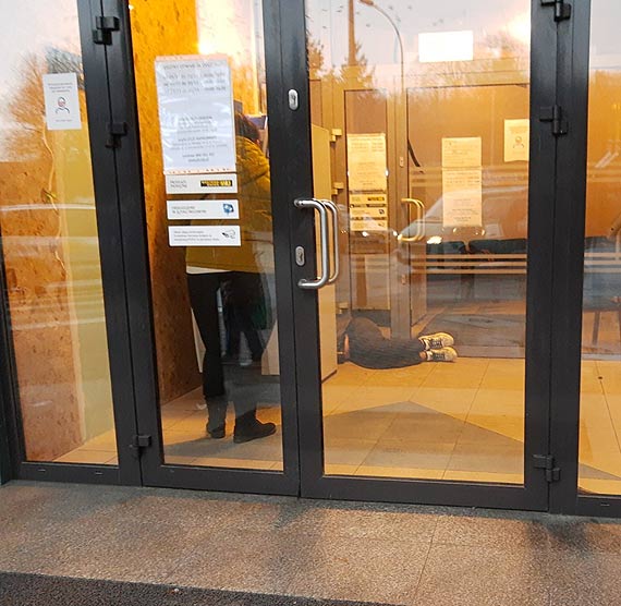 Czytelnik: Opanowują przedsionki banków!