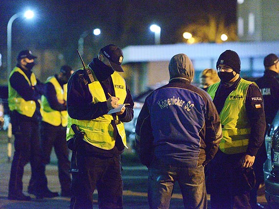 winoujski strajk kobiet protestowa z hasem: Macie krew na rkach. Cz uczestnikw zostaa spisana przez policj