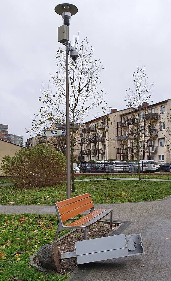 Niestety, najciemniej pod latarni. Wandale wyrwali trzy mietniki