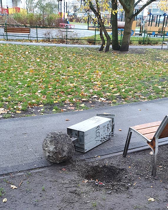 Niestety, najciemniej pod latarnią. Wandale wyrwali trzy śmietniki