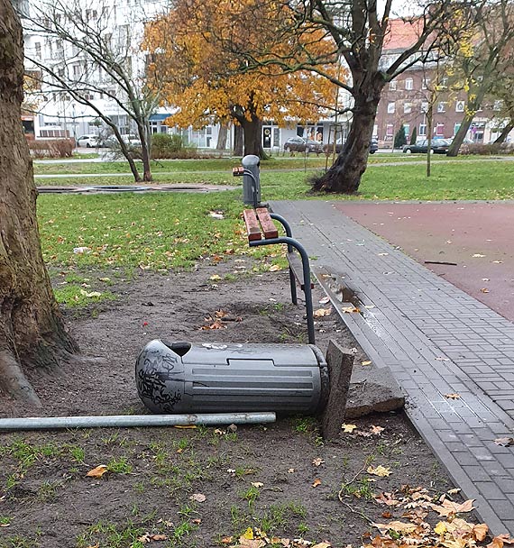 Niestety, najciemniej pod latarnią. Wandale wyrwali trzy śmietniki