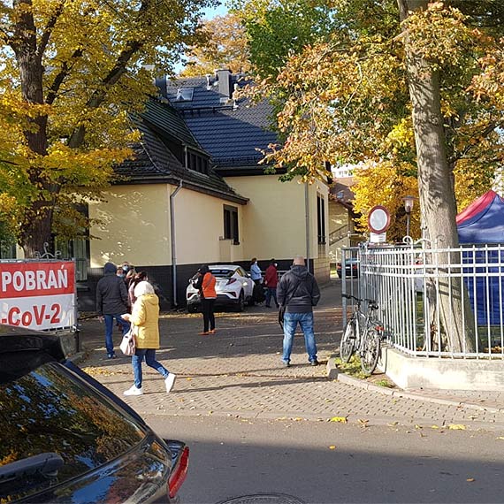 enujce badanie na trawniku. Wszyscy patrz