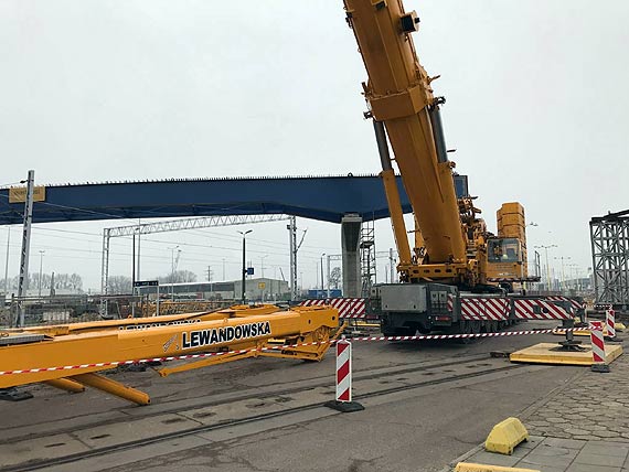 Pierwsze przęsło nowej estakady na terminalu promowym w Świnoujściu już jest