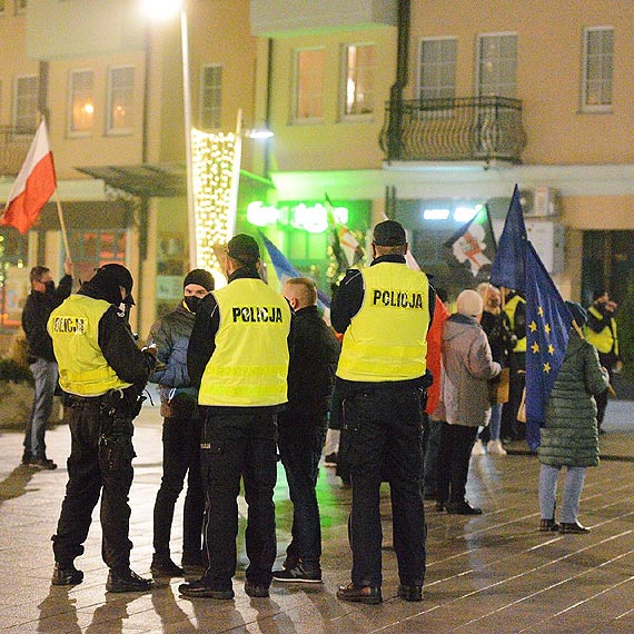 Kilkadziesit osb strajkowao w winoujciu: Przepraszamy za utrudnienia mamy rzd do obalenia. Policjanci spisywali uczestnikw. Zobacz film!