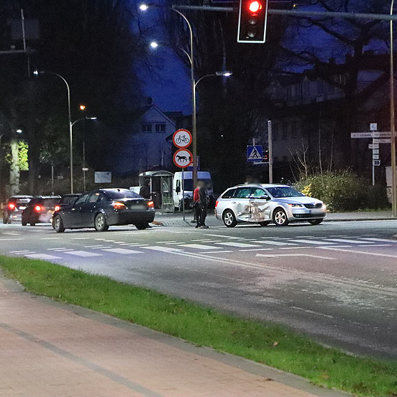 Dwie kraksy na skrzyowaniu ulic Wojska Polskiego, Moniuszki i 11 Listopada