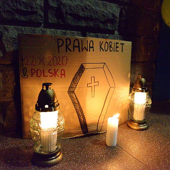Pitkowy protest odby si pod nazw - Kaczy Pitek. Pady mocne sowa: znalaz si ku****el z kotem, ktry wku**** miliony kobiet 