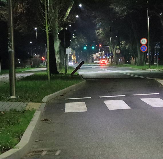 Element po słupie uszkodzonej latarni wystaje na ulicę