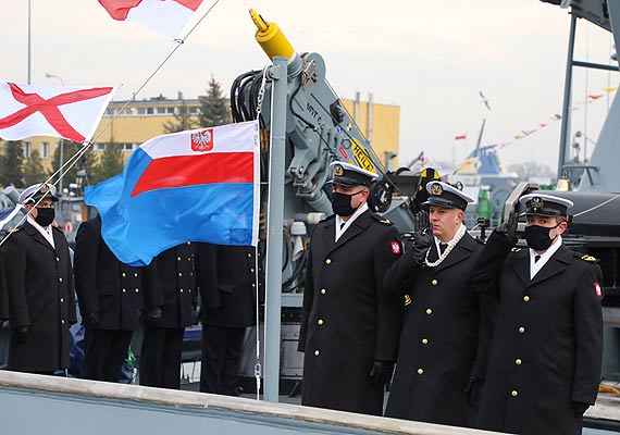 Uroczystość pierwszego podniesienia bandery na Holowniku H-12 Semko