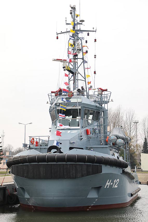 Uroczystość pierwszego podniesienia bandery na Holowniku H-12 Semko