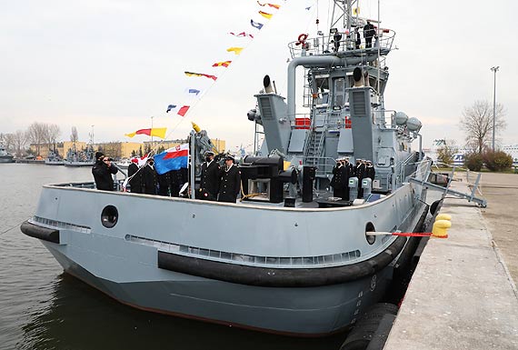 Uroczystość pierwszego podniesienia bandery na Holowniku H-12 Semko